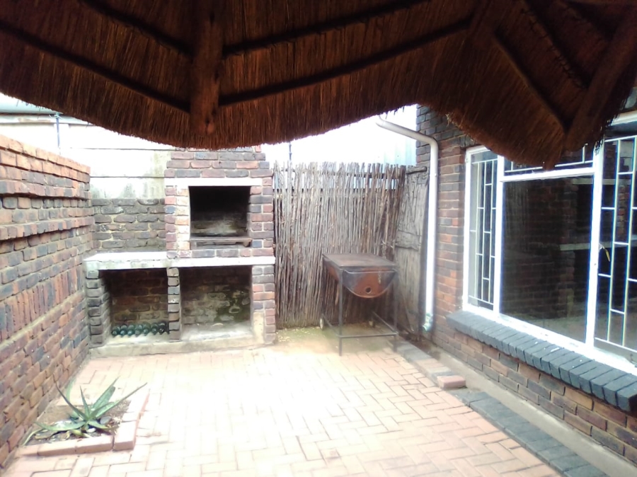 To Let 2 Bedroom Property for Rent in Lower Bo-dorp North West